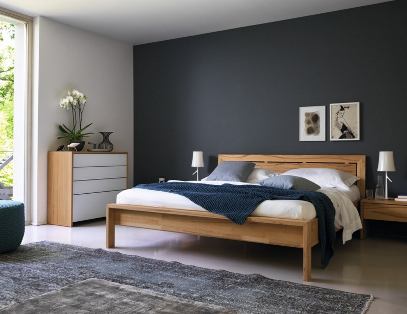 спальня с деревянной мебелью в современном стиле